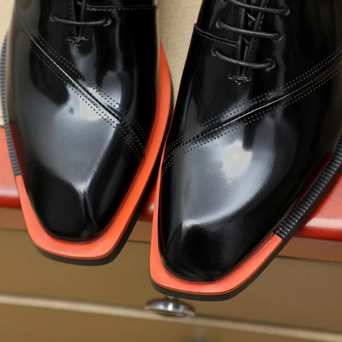 Men's shoes 💰620 💰 Louis Vuitton LV ® Autumn and Winter 🆕 models 🔛Full shoe counter First layer cowhide, 🐂leather lined casual shoes for men, super soft outsole, essential for driving. Counter synchronized original first layer cowhide completely 1:1 mold customization 🌹Top version, 2 colors available! Number: 38-45 (37.46. Customized)
